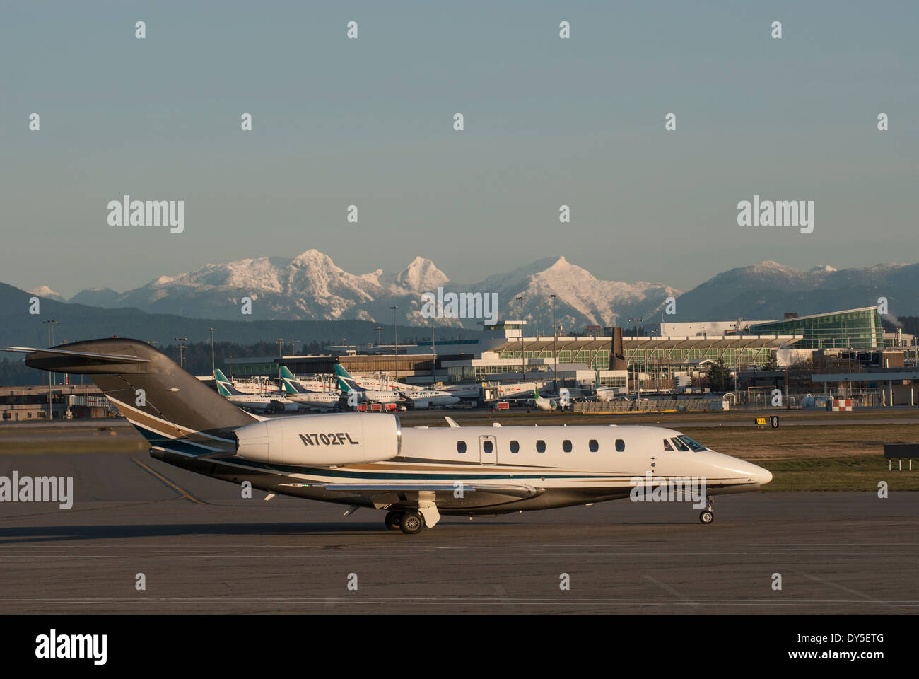 1999 CESSNA 750 feste Flügel Multi Engine des Rollens bei Vancouver International Airport Stockfoto