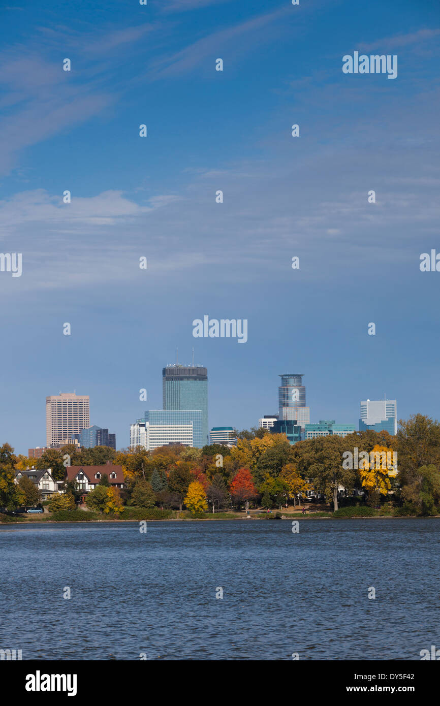 USA, Minnesota, Minneapolis, Skyline der Stadt vom Lake Calhoun, Herbst Stockfoto