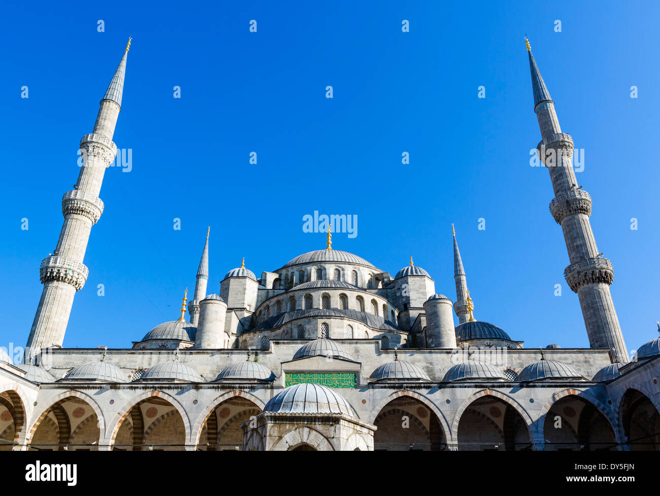 Blaue Moschee (Sultanahmet Camii) vom Hof, Stadtteil Sultanahmet, Istanbul, Türkei Stockfoto