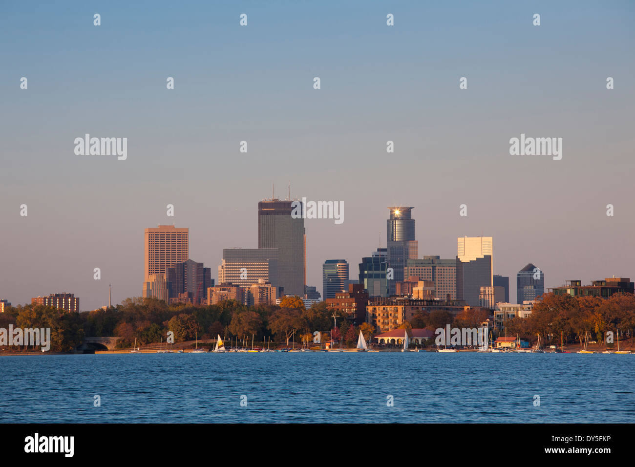 Skyline der Stadt vom Lake Calhoun, Herbst, Sonnenuntergang, Minneapolis, Minnesota, USA Stockfoto