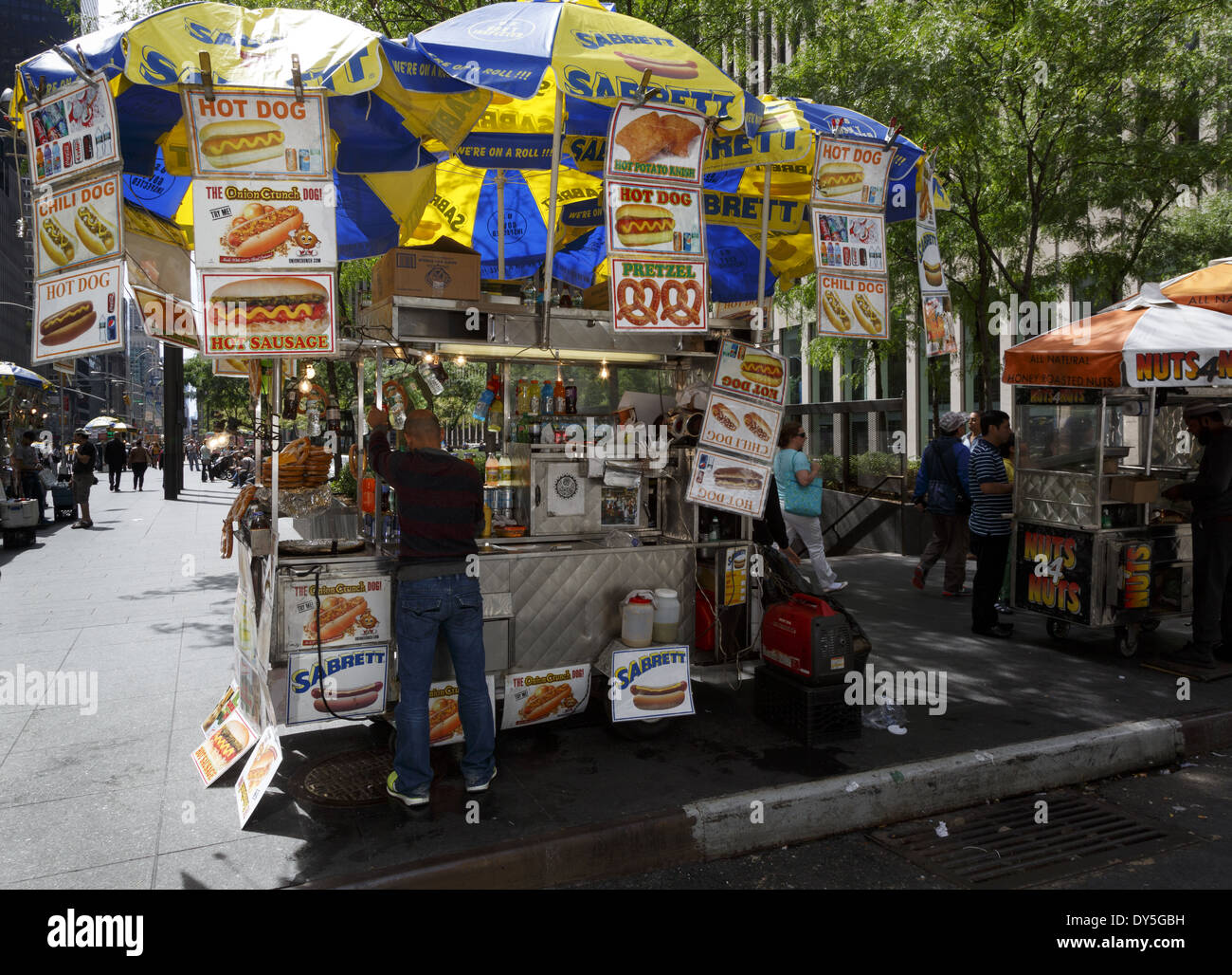 Essen Street Hersteller Warenkorb Manhattan New York City USA. Verkauf von Hot Dogs. Stockfoto