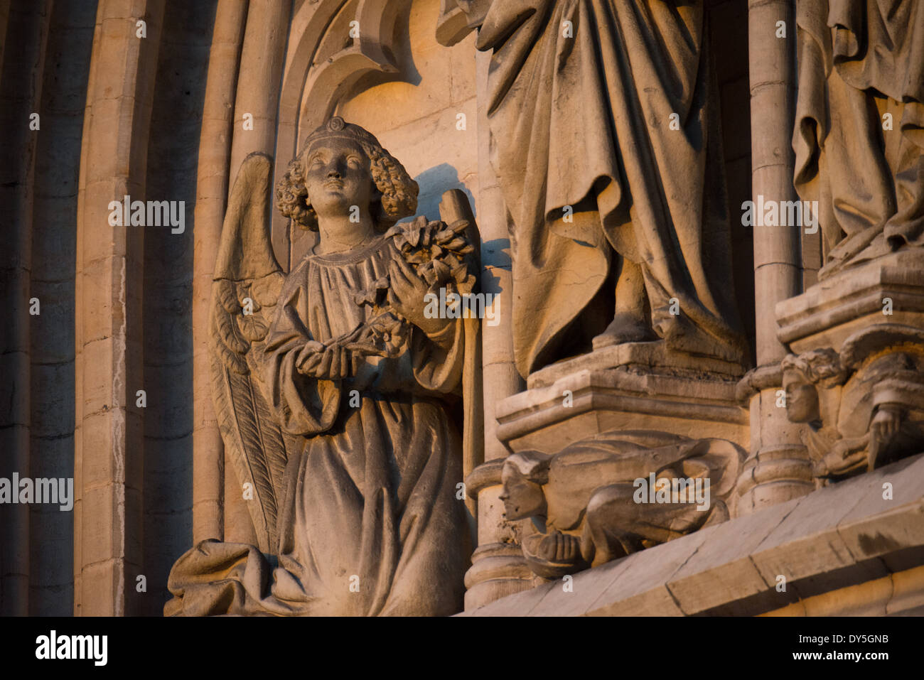 BRÜSSEL, Belgien – mittelalterliche Steinstatuen zieren die Fassade der Kathedrale St. Michael und St. Gudula, Belgiens Nationalkirche. Diese skulpturalen Details sind Teil des gotischen Dekorationsprogramms dieses religiösen Denkmals aus dem 13. Jahrhundert. Die herausragende Stellung und das künstlerische Erbe der Kathedrale spiegeln ihre Bedeutung als Ort der belgischen königlichen Zeremonien wider. Stockfoto