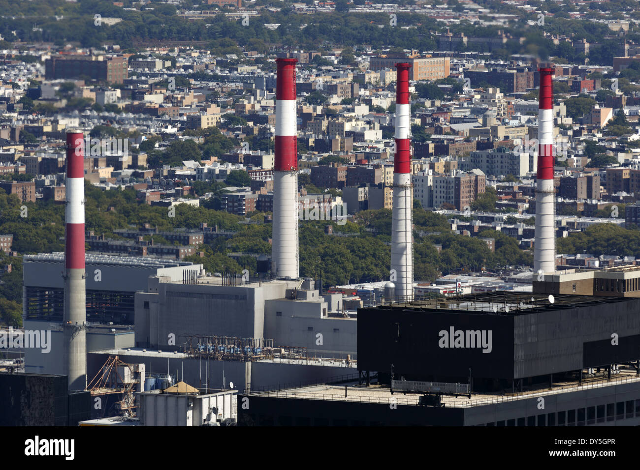 Rot-weiße Kamine der Ravenswood Elektrizitätswerk in Long Island City in Queens, New York. Stockfoto