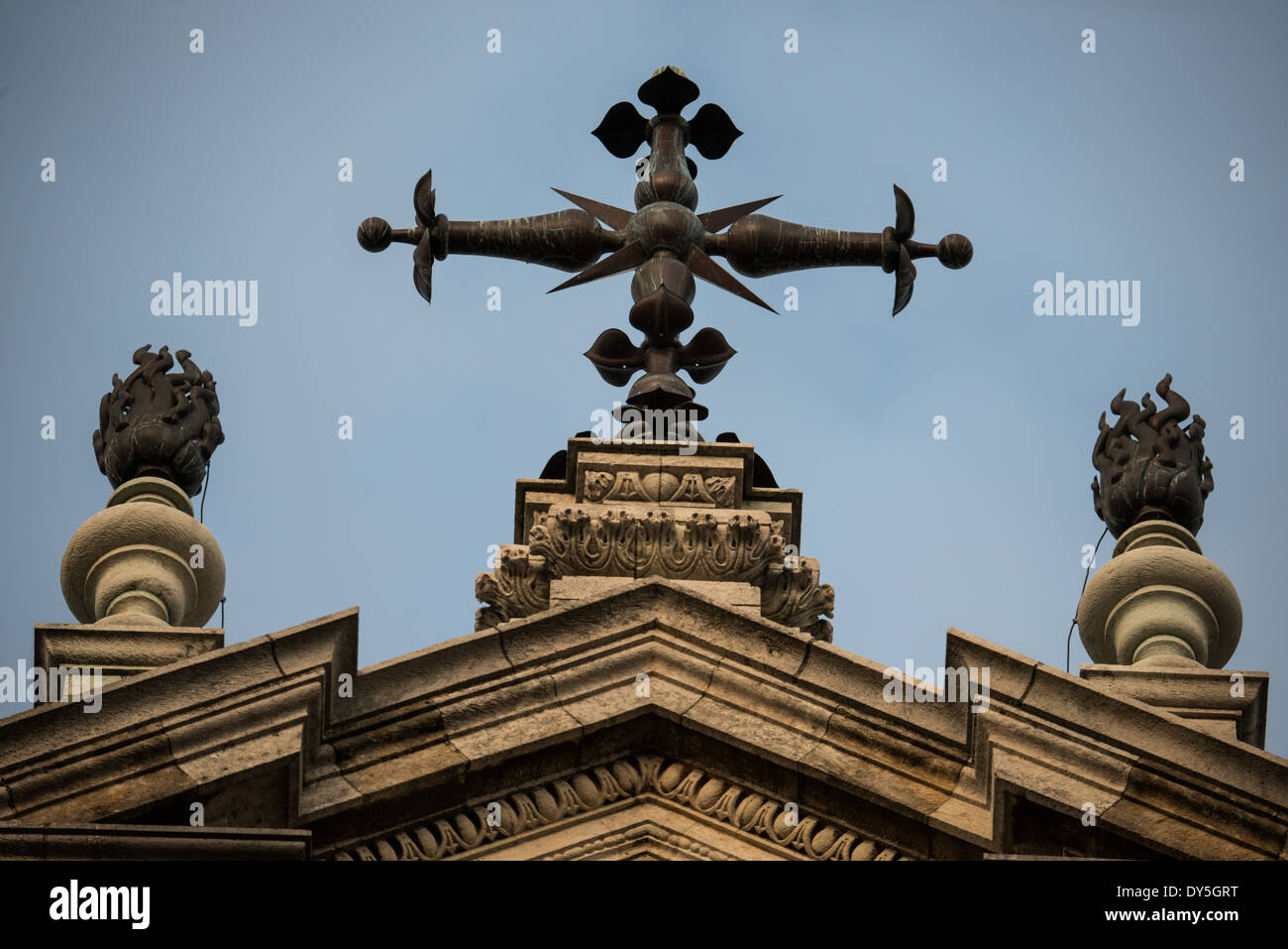 Kirche des Heiligen Johannes des Täufers Kreuz Brüssel Belgien // BRÜSSEL, Belgien — Ein Kreuz krönt die Kirche des Heiligen Johannes des Täufers an der Béguinage und markiert die Spitze dieser flämischen Barockkirche aus dem 17. Jahrhundert. Dieses religiöse Symbol steht auf der architektonischen Komposition der Kirche und dient sowohl als spiritueller Marker als auch als architektonisches Finale. Das Kreuz stellt ein integrales Element des ursprünglichen barocken Designs der Kirche dar. Stockfoto