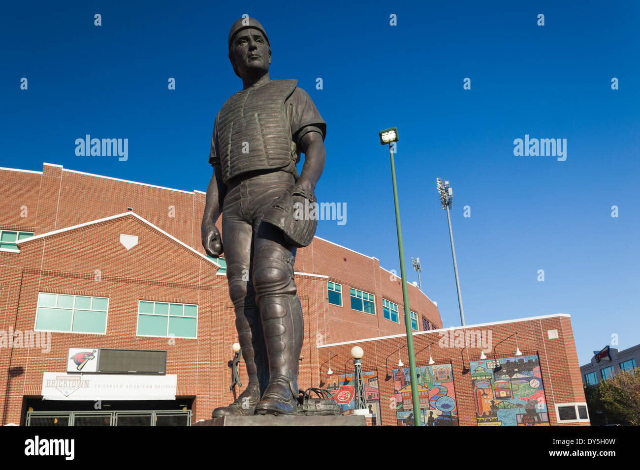 USA, Oklahoma, Oklahoma City, Bricktown, Chickasaw Bricktown Ballpark, Statue von Baseball-Legende Johnny Bench Stockfoto