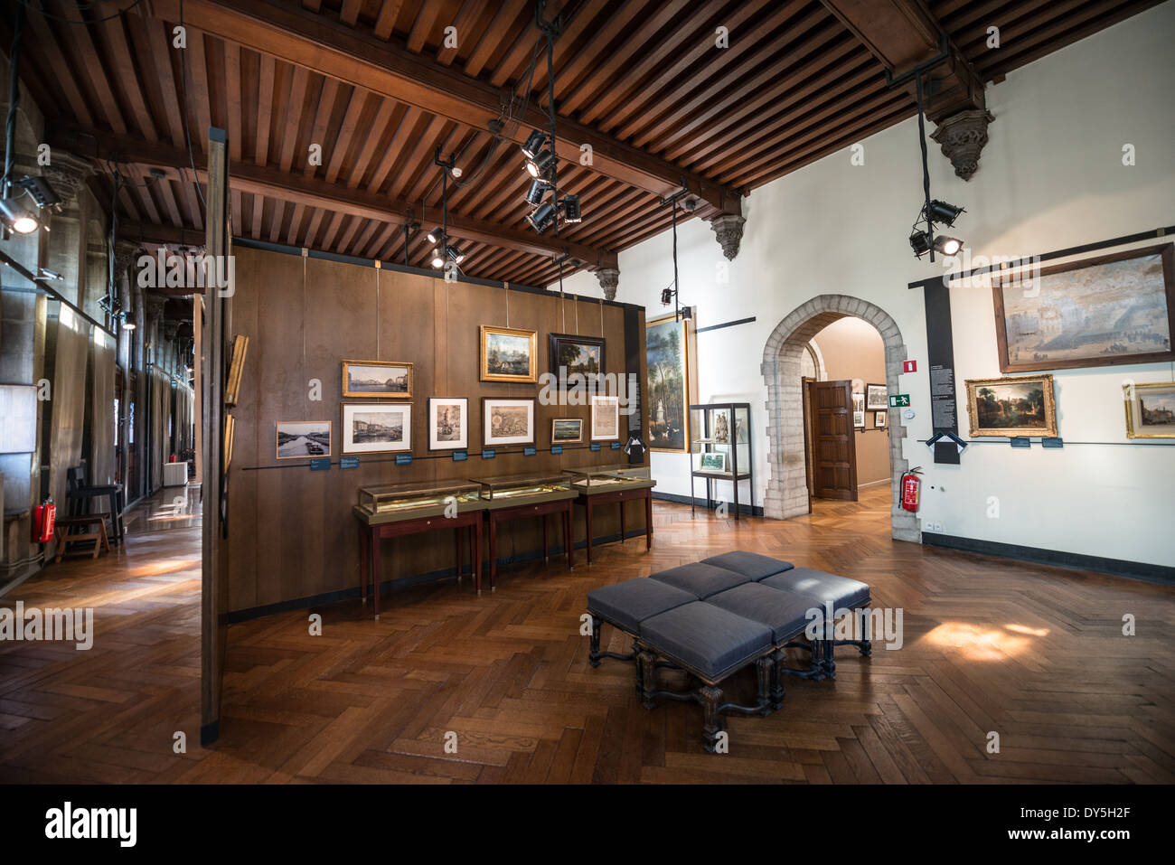 Ausstellungshalle im Museum der Stadt Brüssel. Das Museum widmet sich der Geschichte und Folklore der Stadt Brüssel, seine Entwicklung von den Anfängen bis heute, die es durch Gemälde, Skulpturen, Tapistries, Stiche, Fotos und Modelle präsentiert. Stockfoto