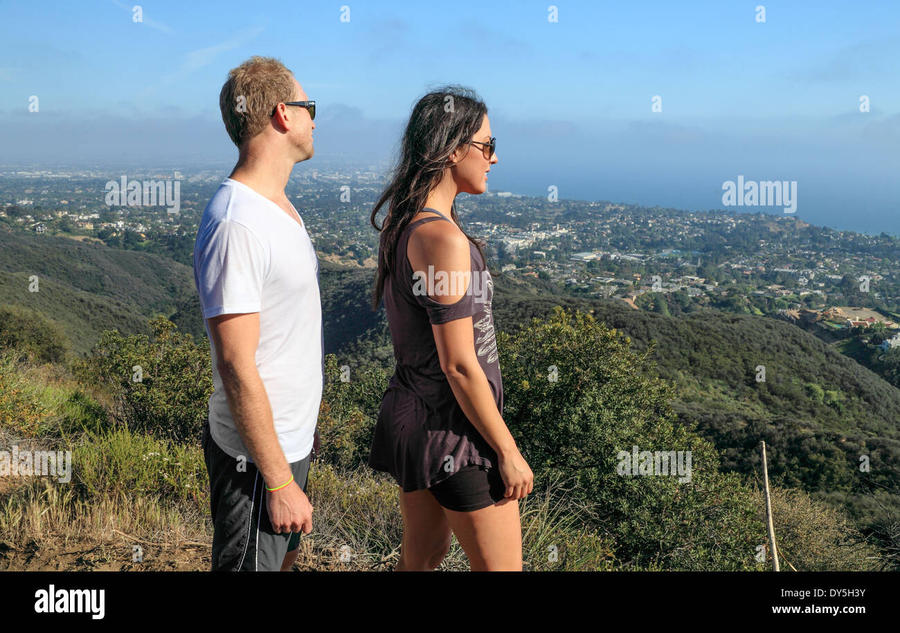 Paar auf den Höhenweg Temescal sehen Santa Monica Bay Stockfoto