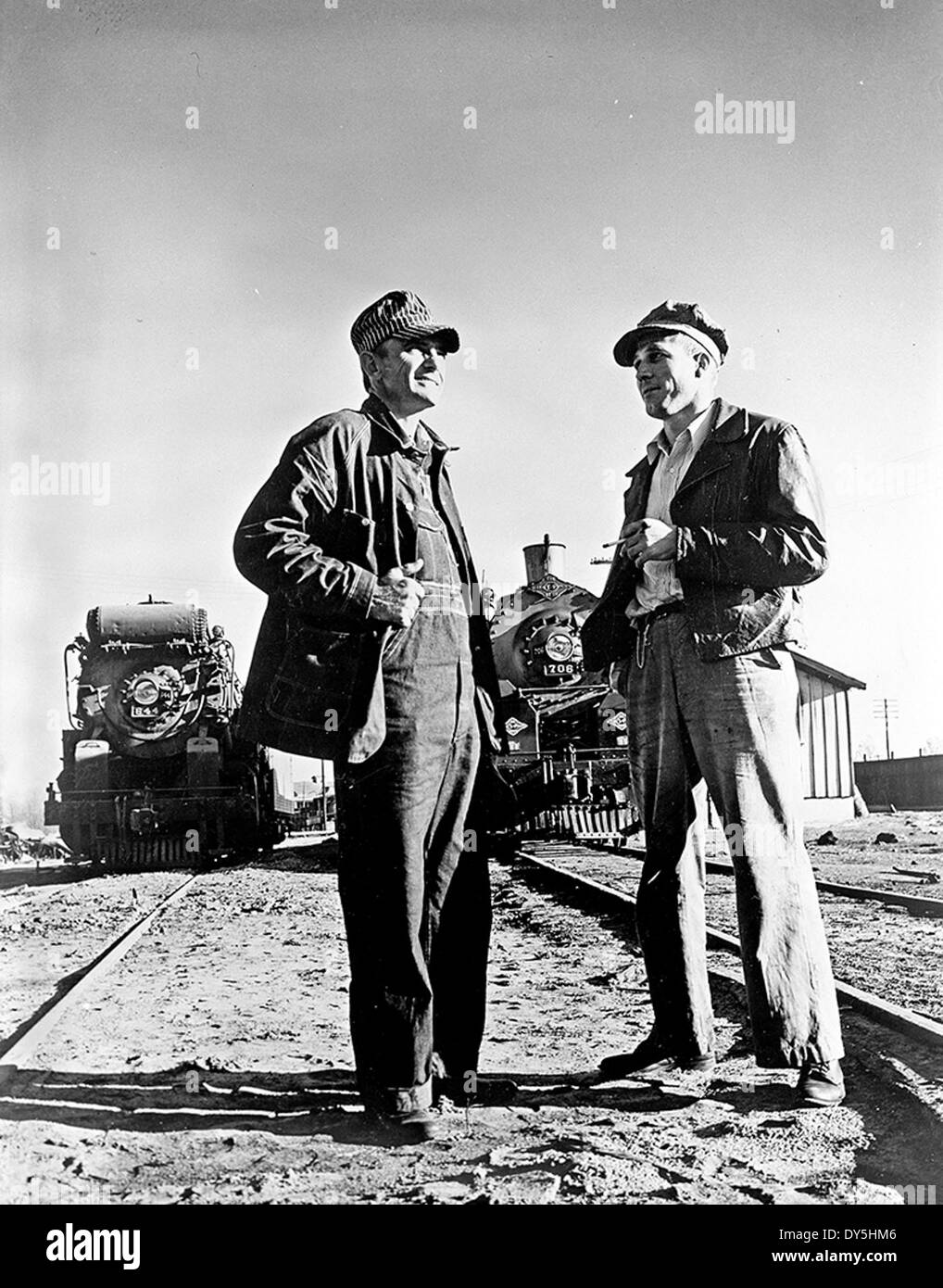 [Homer Parrish und ein anderer Mann stand vor 644 und 706, Texas & Pacific Railway Company Lokomotiven] Stockfoto