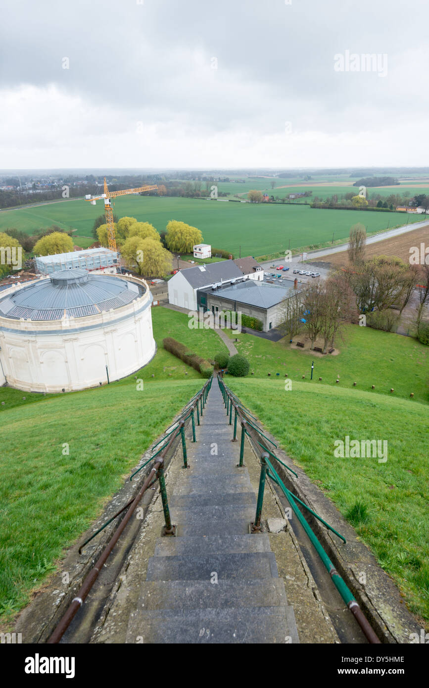 WATERLOO, Belgien – WATERLOO, Belgien – Stufen zum Gipfel des Löwenhügels (Butte du Lion), einem künstlichen Hügel, der auf dem Schlachtfeld von Waterloo erbaut wurde, um der Stelle zu gedenken, an der Wilhelm II. Der Niederlande während der Schlacht verletzt wurde. Der Hügel befindet sich an einer Stelle entlang der Linie, an der die alliierte Armee unter dem Kommando des Herzogs von Wellington während der Schlacht von Waterloo ihre Positionen einnahm. Das weiße zylindrische Gebäude links vom Rahmen beherbergt das Panorama. Das historische Schlachtfeld von Waterloo, wo Napoleon Bonaparte seine letzte Niederlage erlitt, zieht Geschichtsliebhaber und an Stockfoto