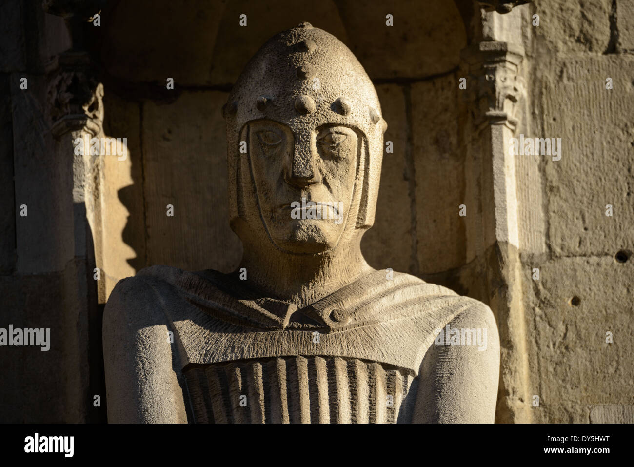 BRÜGGE, Belgien — mittelalterliche Statuen von Rittern, Geistlichen und Adligen zieren die gotische Fassade des Brügge Stadhuis, das 1376 erbaut wurde. Das Äußere des Gebäudes ist mit kunstvollen skulpturalen Dekorationen versehen, einschließlich heraldischer Schilde, die Territorien darstellen, die historisch von Brügge aus regiert wurden. Diese architektonischen Elemente demonstrieren die mittelalterliche politische und kulturelle Bedeutung der Stadt. Stockfoto