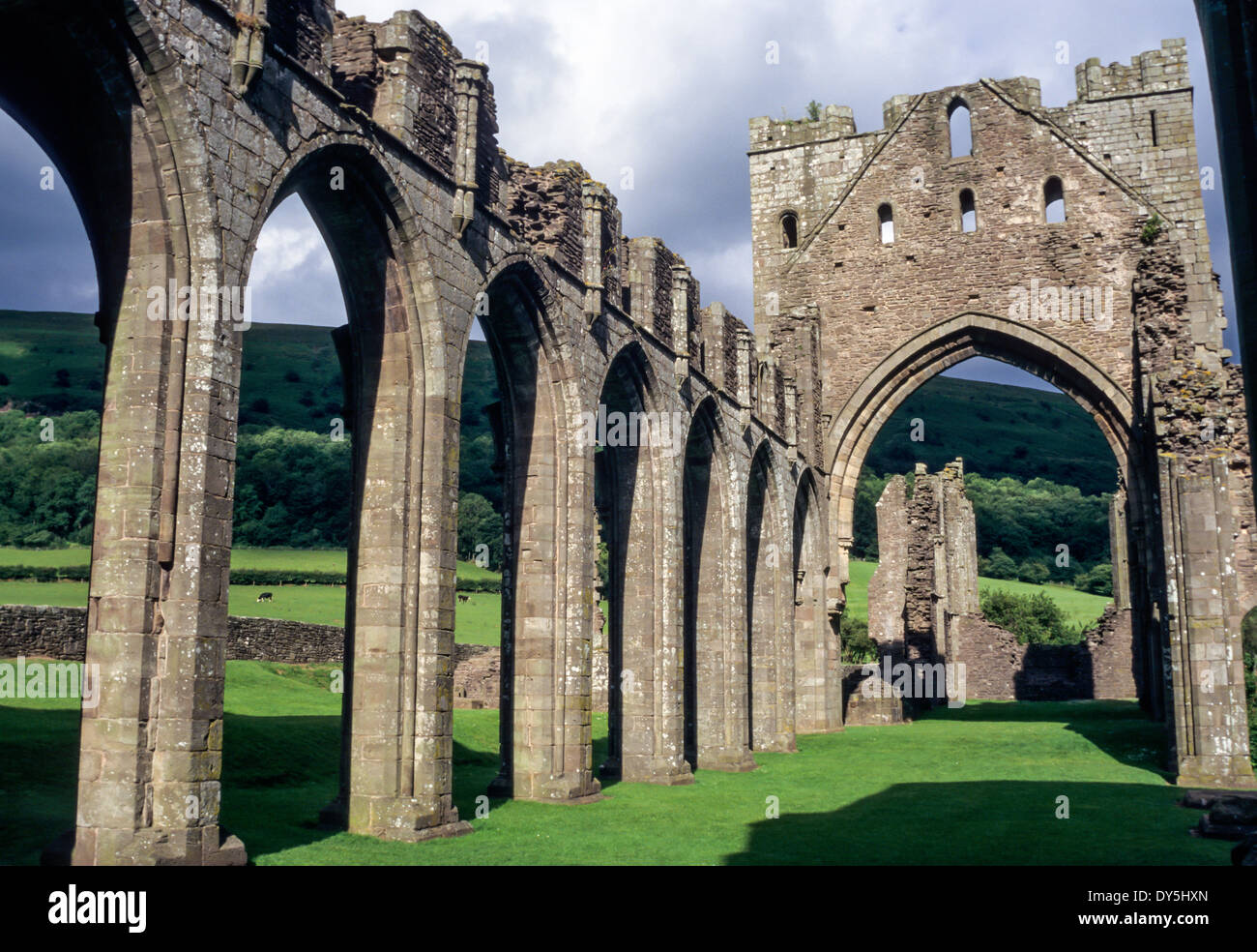 Wales, Ruinen von Llanthony Priory, in der Nähe von Abergavenny. Gegründet 1103. Stockfoto