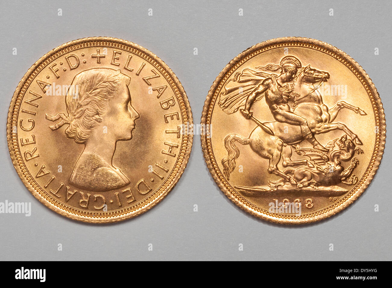 Sovereign Goldmünze des Vereinigten Königreichs mit Königin Elizabeth II. und Hl. Georg tötet den Drachen datiert 1968. JMH6120 Stockfoto