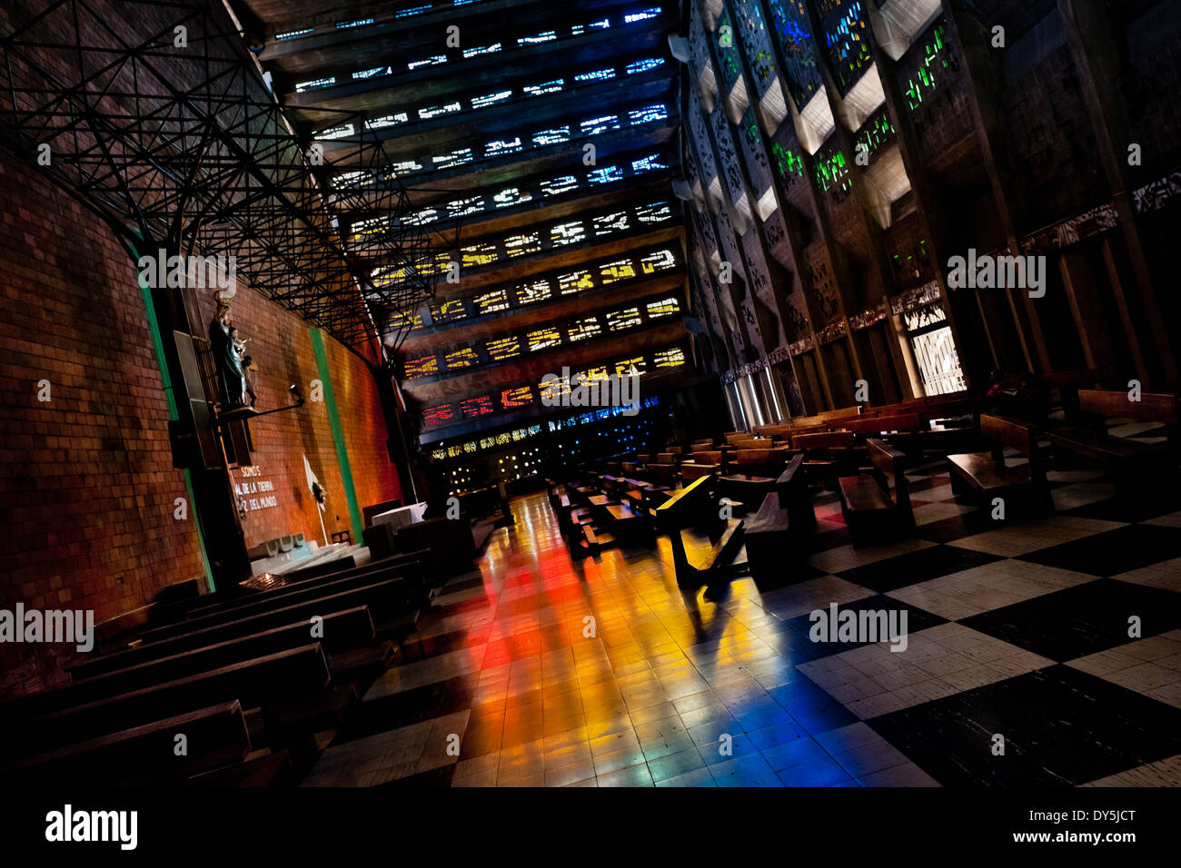 Bunte Umgebungslicht wird in das Innere der Kirche von El Rosario in El Rosario Kirche in San Salvador, El Salvador gesehen. Stockfoto