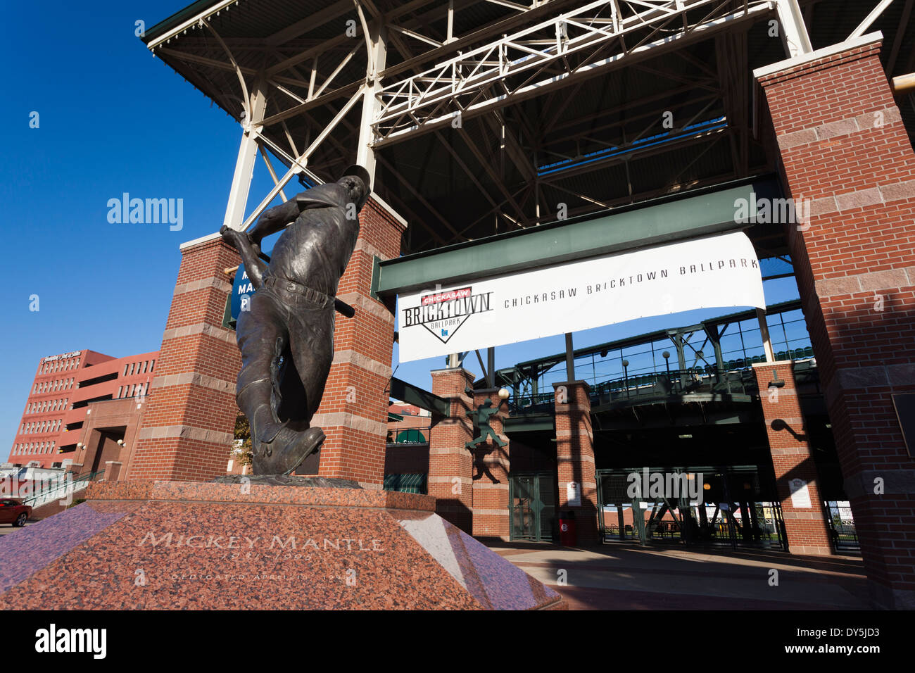 USA, Oklahoma, Oklahoma City, Bricktown, Chickasaw Bricktown Ballpark, Statue von Baseball-Legende Mickey Mantle, geboren in Oklahoma Stockfoto