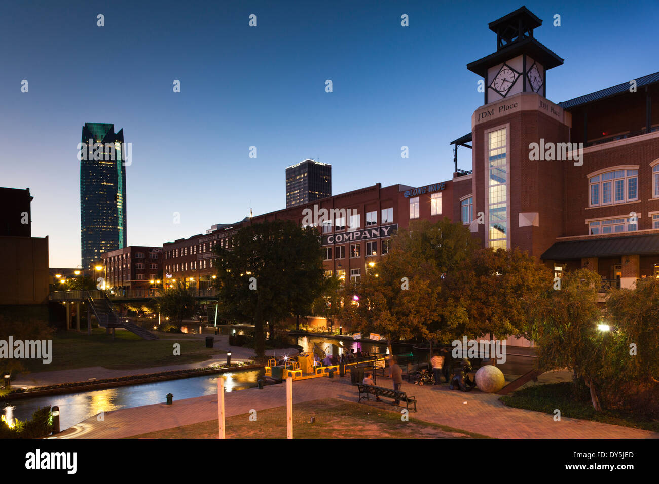 USA, Oklahoma, Oklahoma City, Bricktown, Vergnügungsviertel in der Abenddämmerung Stockfoto