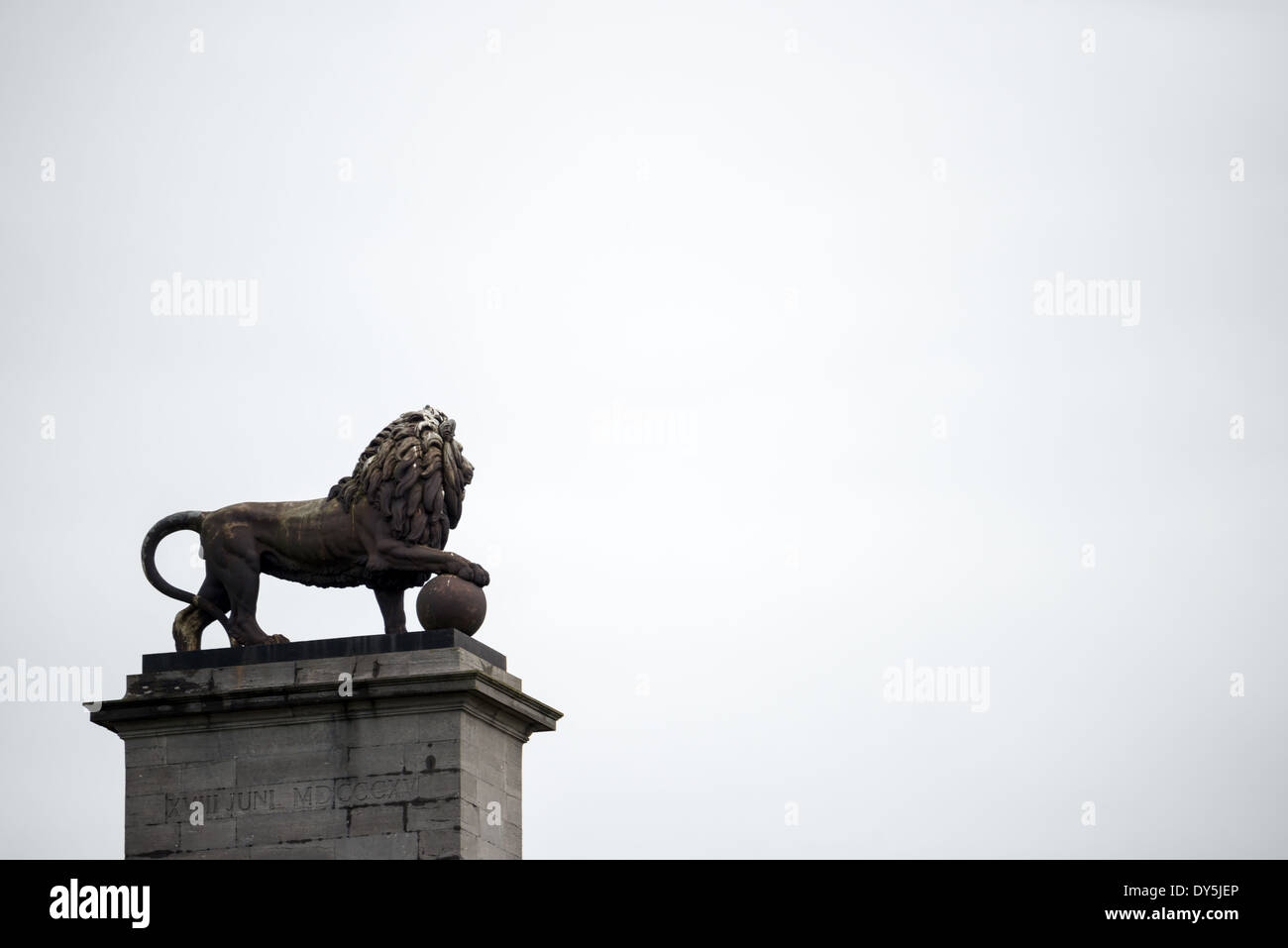 Löwenhügel Löwenstatue Waterloo Belgien // WATERLOO, Belgien — die monumentale gusseiserne Löwenstatue auf dem Löwenhügel (Butte du Löwe) steht als Symbol des Friedens, der nach den Napoleonischen Kriegen nach Europa zurückkehrte. Die 28 Tonnen schwere Skulptur wurde vom Malines Künstler Van Geel entworfen und in Cockerills Eisenwerk in Lüttich gegossen. Sie liegt auf dem 141 Meter hohen künstlichen Hügel. Die Statue markiert die Stelle, an der der Prinz von Orange während der Schlacht von Waterloo verwundet wurde, als er Wellingtons erstes Korps befehligte. Stockfoto