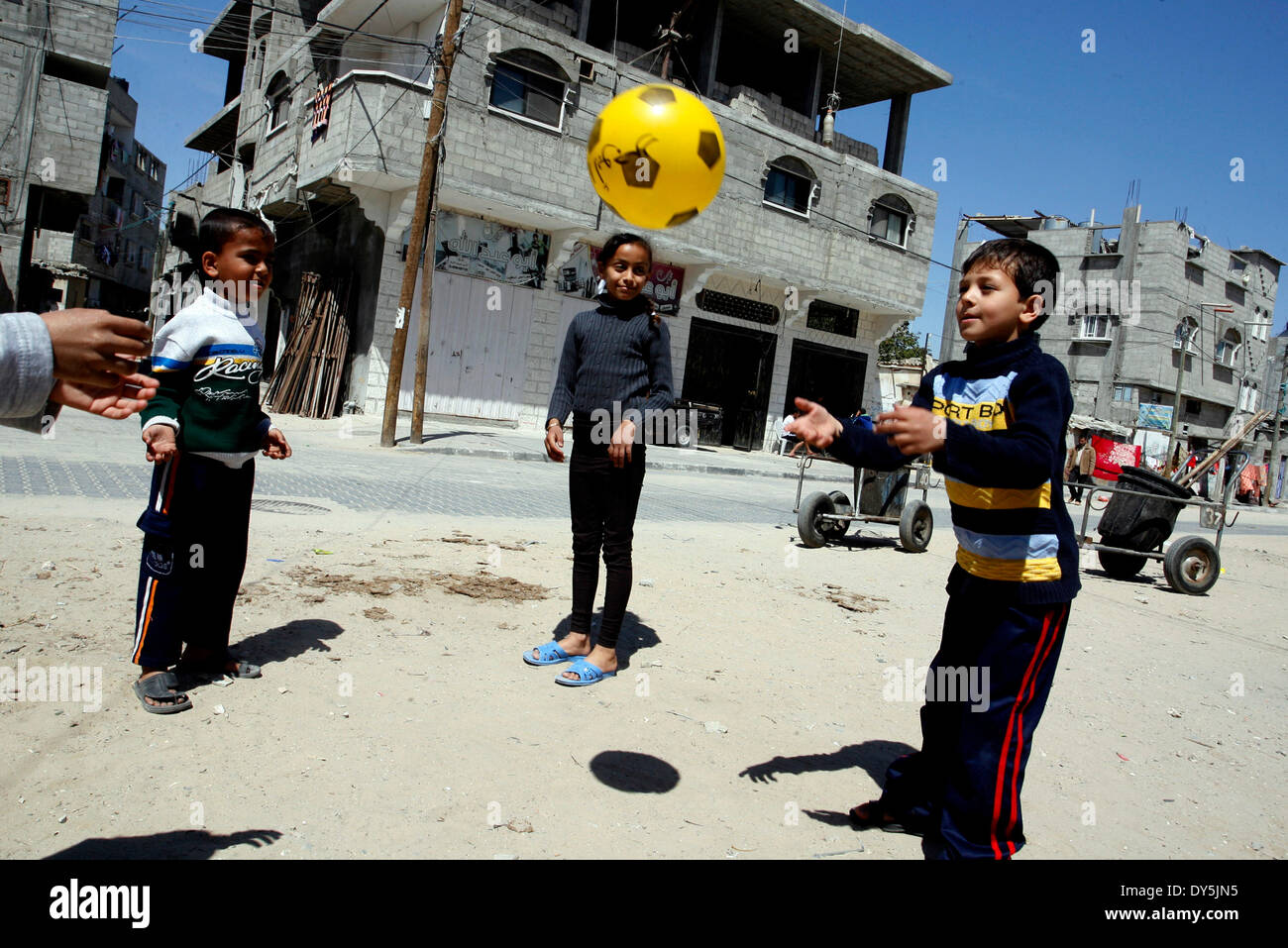 GAZA, Palästina - APRIL 5: Palästinensische Kinder spielen auf einer Straße in der Nähe der Flüchtlingslager Rafah im südlichen Gazastreifen am 5. April 2014. Der Minister der sozialen Angelegenheiten Kamal Sharafi im Westjordanland, die Bedeutung der Förderung einer wirksamen Partnerschaft und Aktivierung der sozialen Verantwortung zum Schutz unserer Kinder von der Tötung und Entbehrung, ein Leben, in denen Kinder sicher und stabil, frei von Gewalt, die Marke den Jahrestag der Tag des Kindes sind. (Foto von Ari Rahim Khatib/Pacific Press) Stockfoto