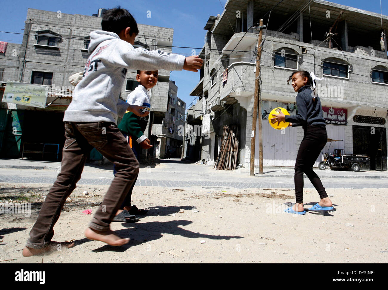 GAZA, Palästina - APRIL 5: Palästinensische Kinder spielen auf einer Straße in der Nähe der Flüchtlingslager Rafah im südlichen Gazastreifen am 5. April 2014. Der Minister der sozialen Angelegenheiten Kamal Sharafi im Westjordanland, die Bedeutung der Förderung einer wirksamen Partnerschaft und Aktivierung der sozialen Verantwortung zum Schutz unserer Kinder von der Tötung und Entbehrung, ein Leben, in denen Kinder sicher und stabil, frei von Gewalt, die Marke den Jahrestag der Tag des Kindes sind. (Foto von Ari Rahim Khatib/Pacific Press) Stockfoto