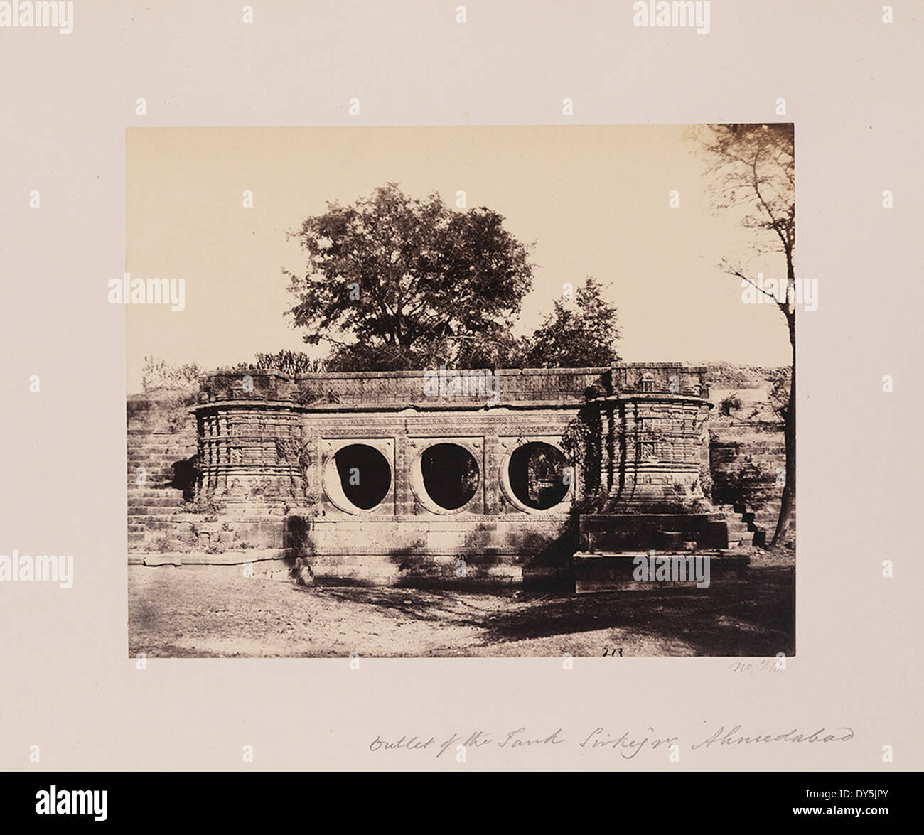 Das Outlet of the Tank Sirkejan in Ahmedabad, Indien, ist eine wichtige Wasserbewirtschaftungsstruktur, die Teil des Stausee- und Zisternensystems der Stadt ist, um die Wasserverteilung zu verwalten. Stockfoto