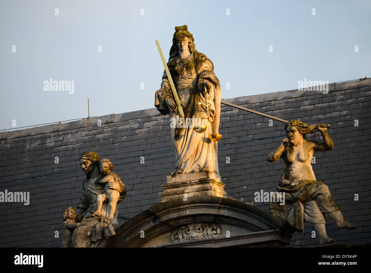 BRÜGGE, Belgien - Eine Justizstatue auf dem Provost's House (Proosdij), einem historischen Barockgebäude aus dem Jahr 1666 auf dem Burgplatz und gegenüber dem gotischen Rathaus (Stadhuis). Das Haus des Provosten diente als Residenz des Bischofs von Brügge und beherbergt heute die Regierungsbüros der Provinz Westflandern. Mittelalterliche Architektur und ruhige Kanäle prägen das Stadtbild von Brügge, oft als „Venedig des Nordens“ bezeichnet. Brügge gehört zum UNESCO-Weltkulturerbe und bietet Besuchern eine Reise in die Vergangenheit Europas mit seinen gut erhaltenen Gebäuden und kopfsteingepflasterten Straßen Stockfoto