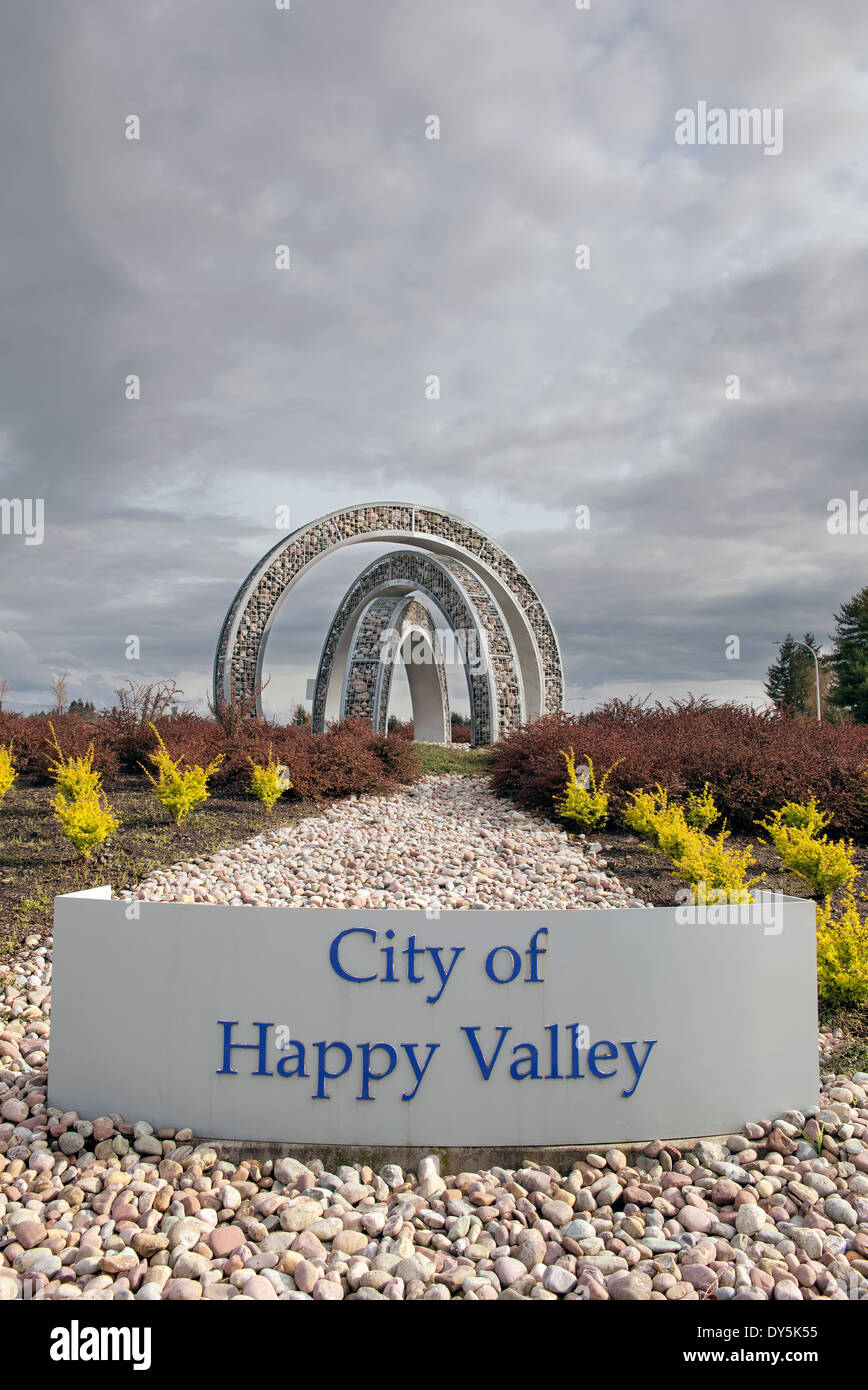 Stadt von Happy Valley Oregon Eintrag Schild mit Landschafts- und stürmischen Himmel Stockfoto
