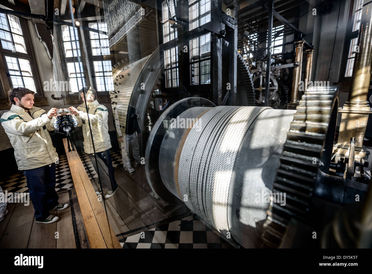 Einige der komplizierten mechanischen Funktionsweise des Glockenspiels, die die Bellts der Belfried von Brügge Glockenspiel. Der Glockenturm (Belfort) ist ein mittelalterlicher Glockenturm stehend über den Markt in der Altstadt von Brügge. Die erste Stufe wurde im Jahre 1240 mit weiteren Etappen am oberen Ende des 15. Jahrhunderts erbaute gebaut. Das Glockenspiel besteht aus 47 Glocken. 26 Glocken wurden geworfen von Georgius Dumery zwischen 1742 und 1748 und 21 Glocken wurden im Jahr 2010 durch Koninklike Eijsbouts gegossen. Die Bourdon wiegt 6 Tonnen, und die Glocken haben ein Gewicht von 27 Tonnen. Stockfoto