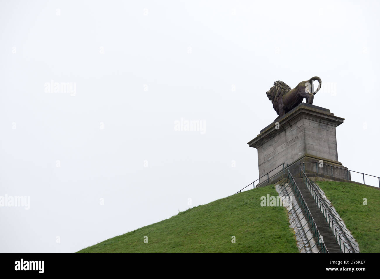 WATERLOO, Belgien – der berühmte Löwenhügel (Butte du Lion) steht als prominentes Denkmal auf dem historischen Schlachtfeld von Waterloo. Der künstliche Hügel, der zwischen 1820 und 1826 gebaut wurde, markiert den Ort, an dem Wilhelm II. Von den Niederlanden während der Schlacht von Waterloo verwundet wurde. Eine steile Treppe führt zum Gipfel, von dem aus man einen Panoramablick auf die ehemaligen alliierten Armeepositionen unter dem Kommando des Duke of Wellington hat. Stockfoto