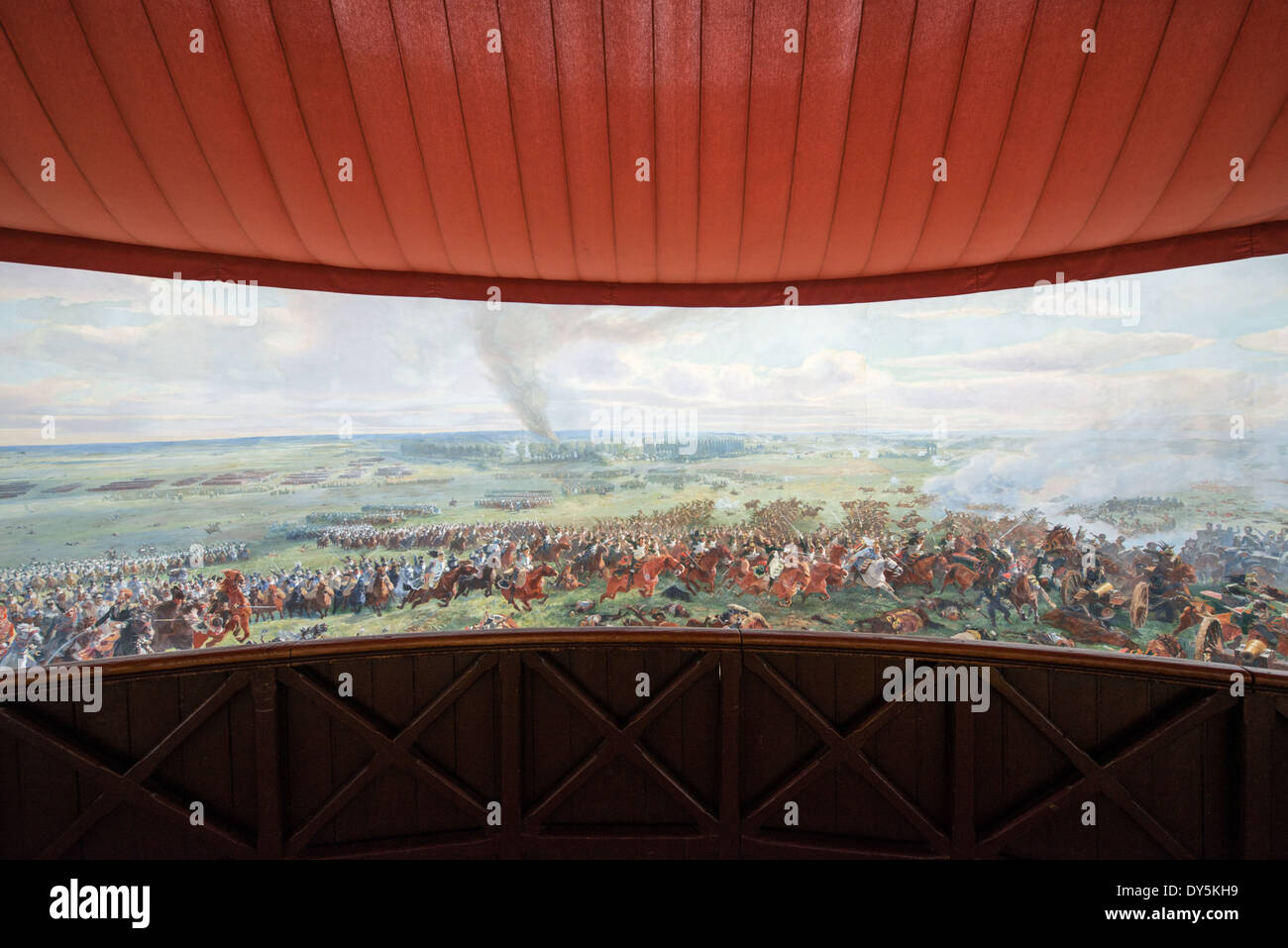 WATERLOO, Belgien — das Panorama der Schlacht von Waterloo, erbaut 1912, beherbergt ein monumentales 360-Grad-Gemälde, das das Schlachtfeld am 18. Juni 1815 um 18.00 Uhr darstellt. Die 110 Meter lange und 12 Meter hohe Leinwand wurde von Louis Dumoulin und einem Team französischer Militärkünstler entworfen und bietet eine lebensechte Darstellung der historischen Schlacht. Dieses seltene, noch erhaltene Panoramagebäude steht als klassifiziertes Denkmal in der Nähe des Löwenhügels. Stockfoto