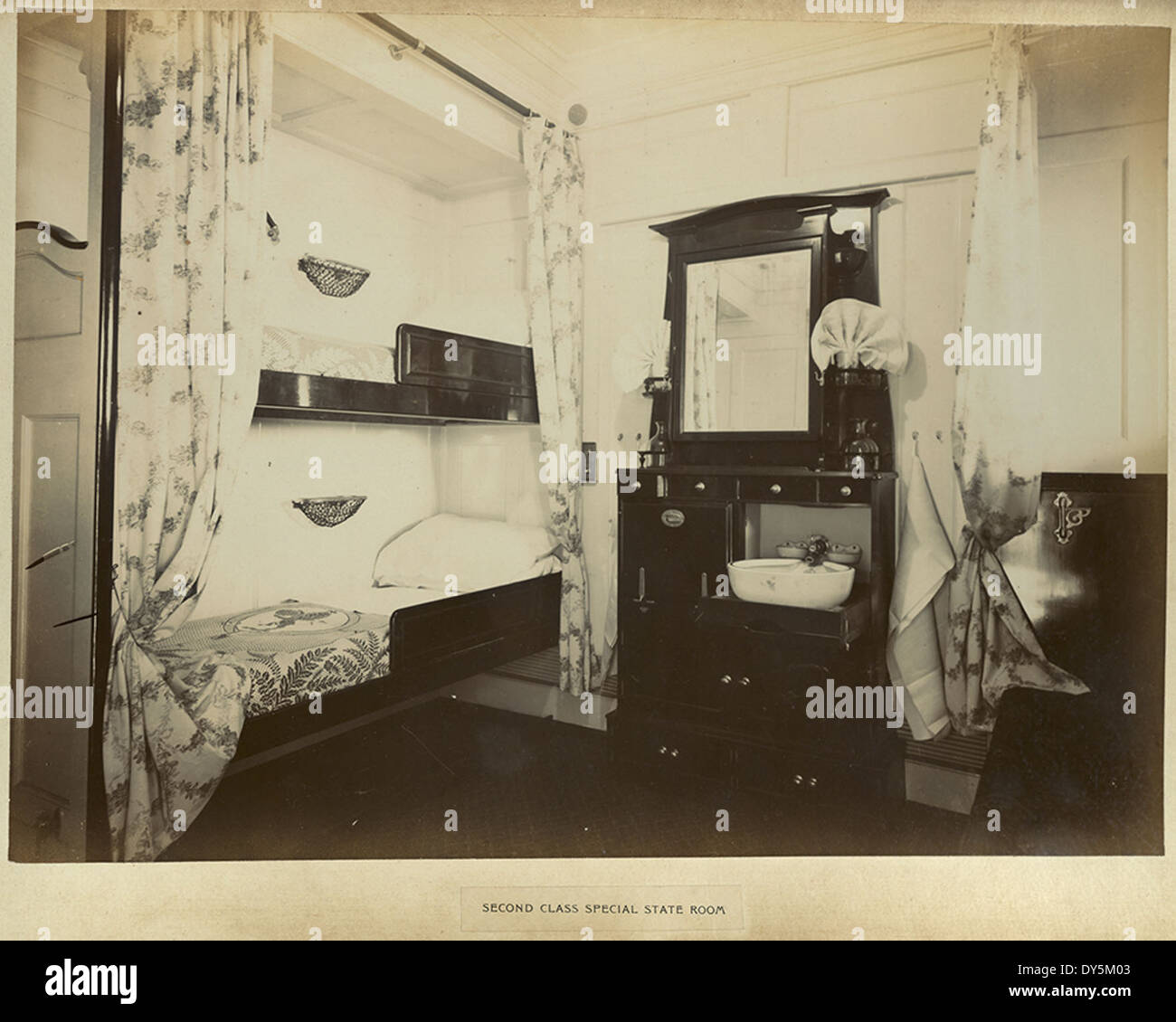 Der Second Class Special State Room an Bord der RMS Mauretania war eine der luxuriösen Unterkünfte, die auf dem berühmten Ozeanschiff angeboten werden. Die Mauretania, betrieben von Cunard Line, diente auch als Krankenhausschiff während des Ersten Weltkriegs Stockfoto