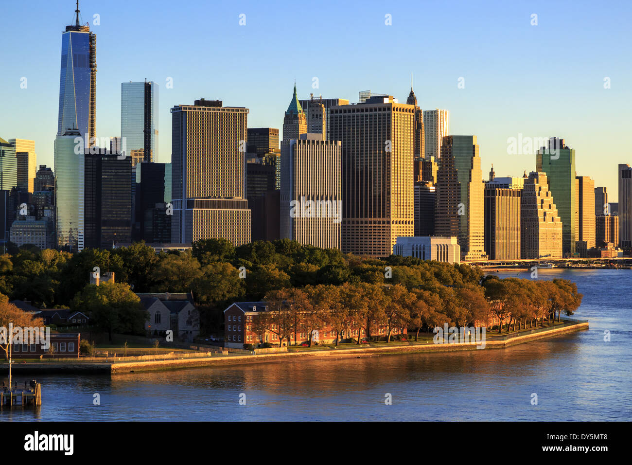 Manhattan Skyline über Governors Island New York USA suchen Stockfoto