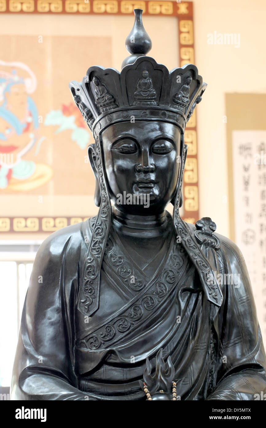 Statuen der schwarzen Gottheiten der chinesischen Religion im Tempel. Stockfoto