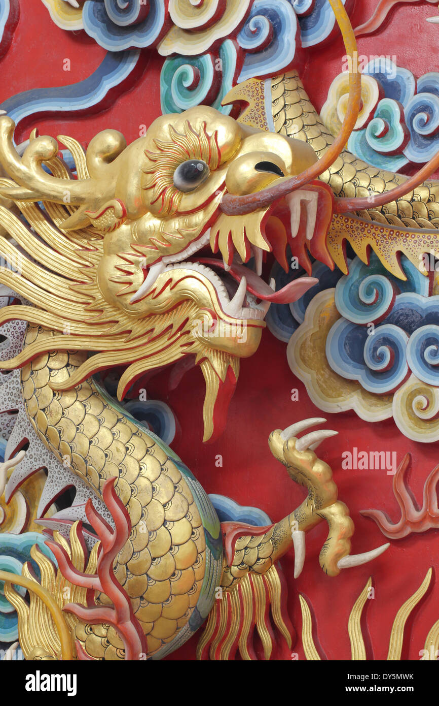 Goldene Drachenstatue im chinesischen Tempel. Stockfoto