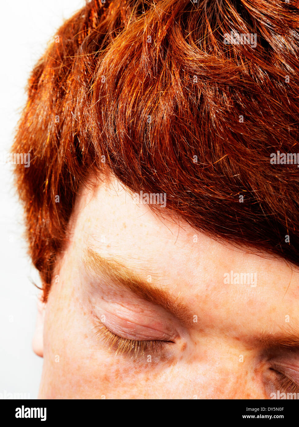 Partielle Gesichts Schuss junger Mann mit roten Haaren und Sommersprossen, Augen geschlossen Stockfoto