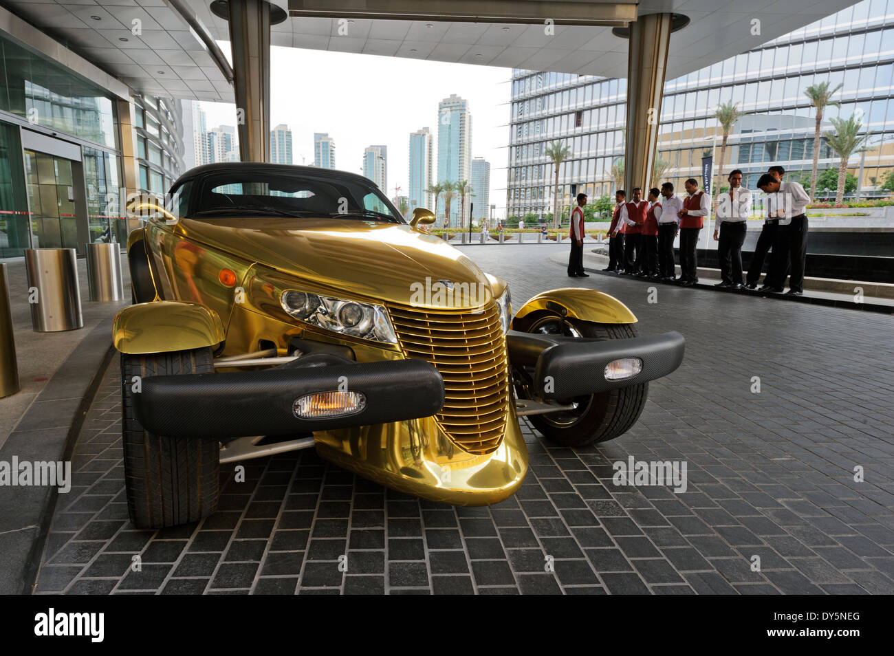 Ein schöner benutzerdefinierte Sport Auto außerhalb der Dubai Mall, Dubai, Vereinigte Arabische Emirate, VAE. Stockfoto