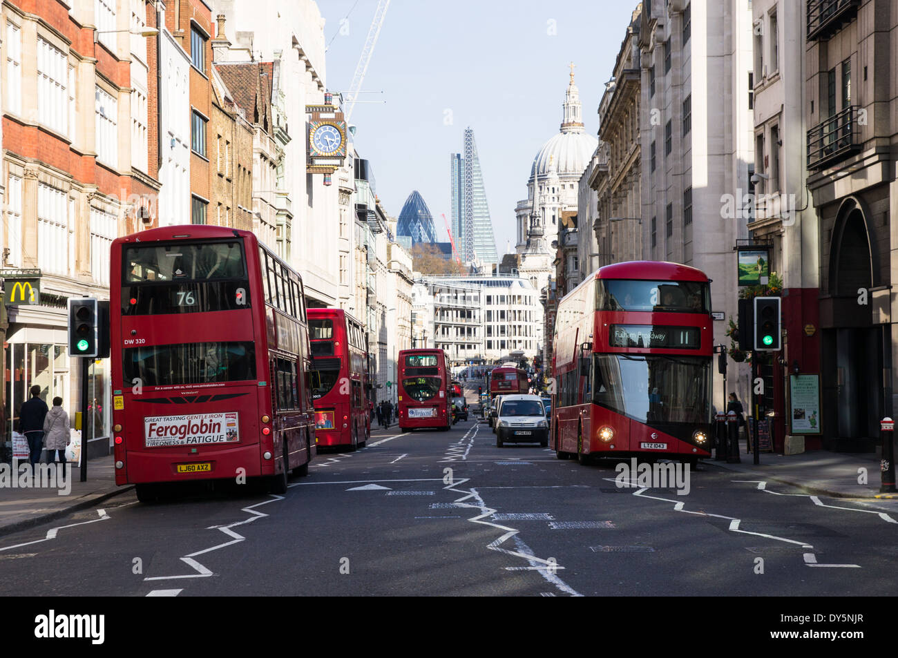 Rote Busse auf Fleet Street, London England Vereinigtes Königreich UK Stockfoto