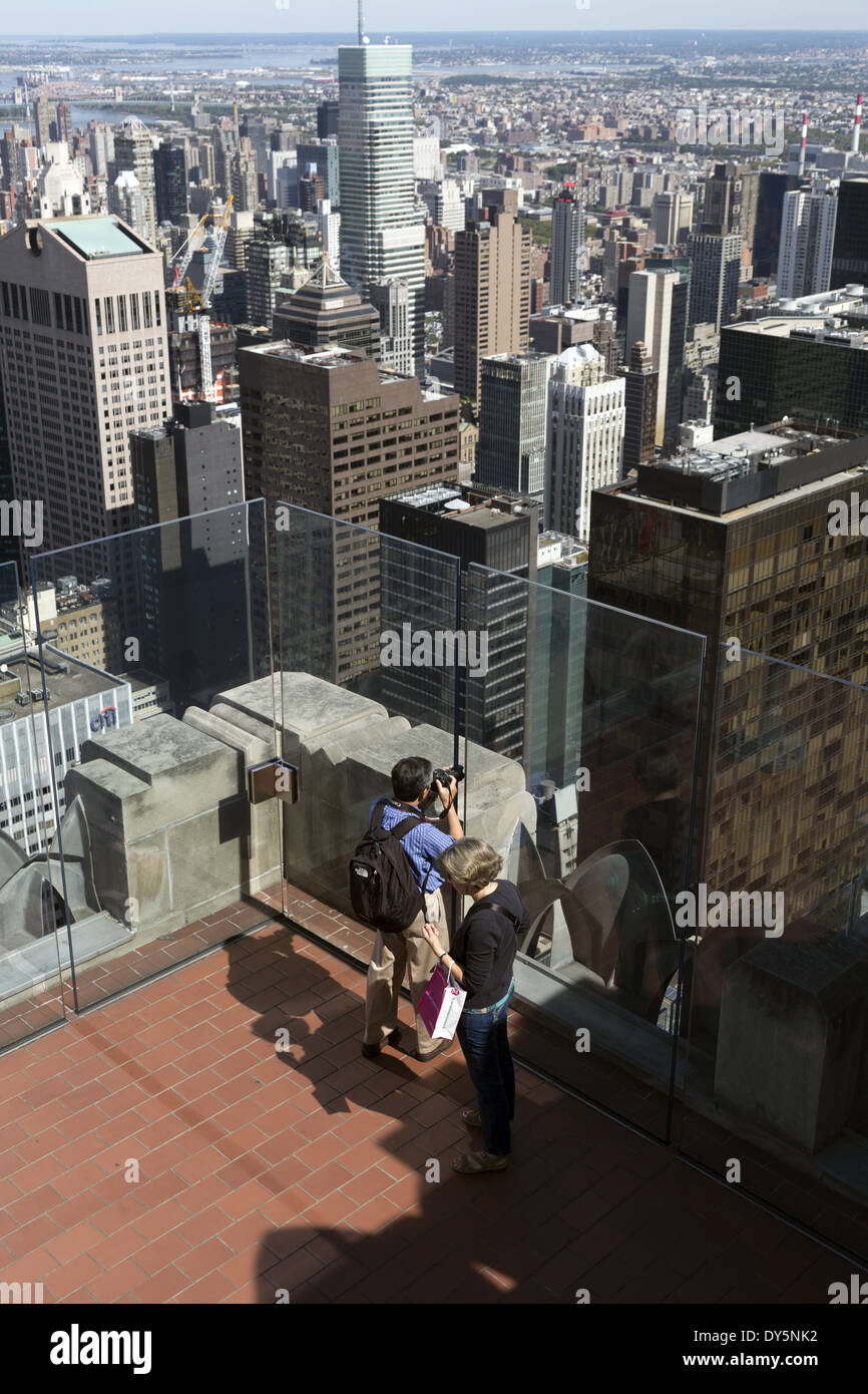 Mann fotografiert von New York City von Top of Aussichtsplattform Rockefeller Center Stockfoto