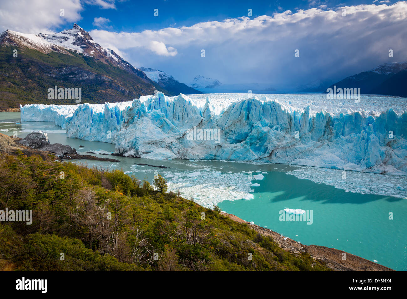 Der Perito-Moreno-Gletscher ist ein Gletscher im Nationalpark Los Glaciares im Südwesten der Provinz Santa Cruz, Argentinien. Stockfoto