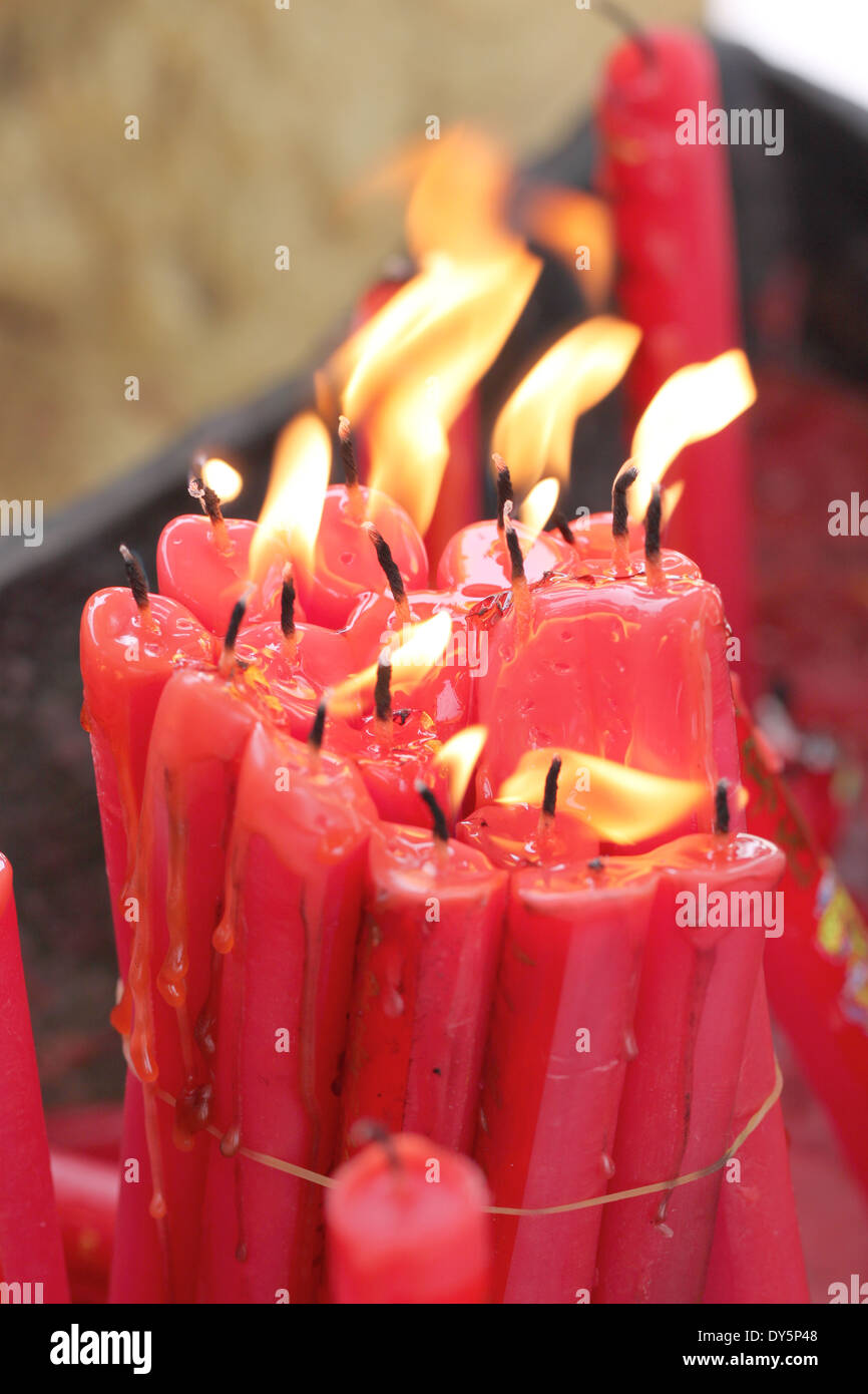 viele rote Kerze brennen. Stockfoto