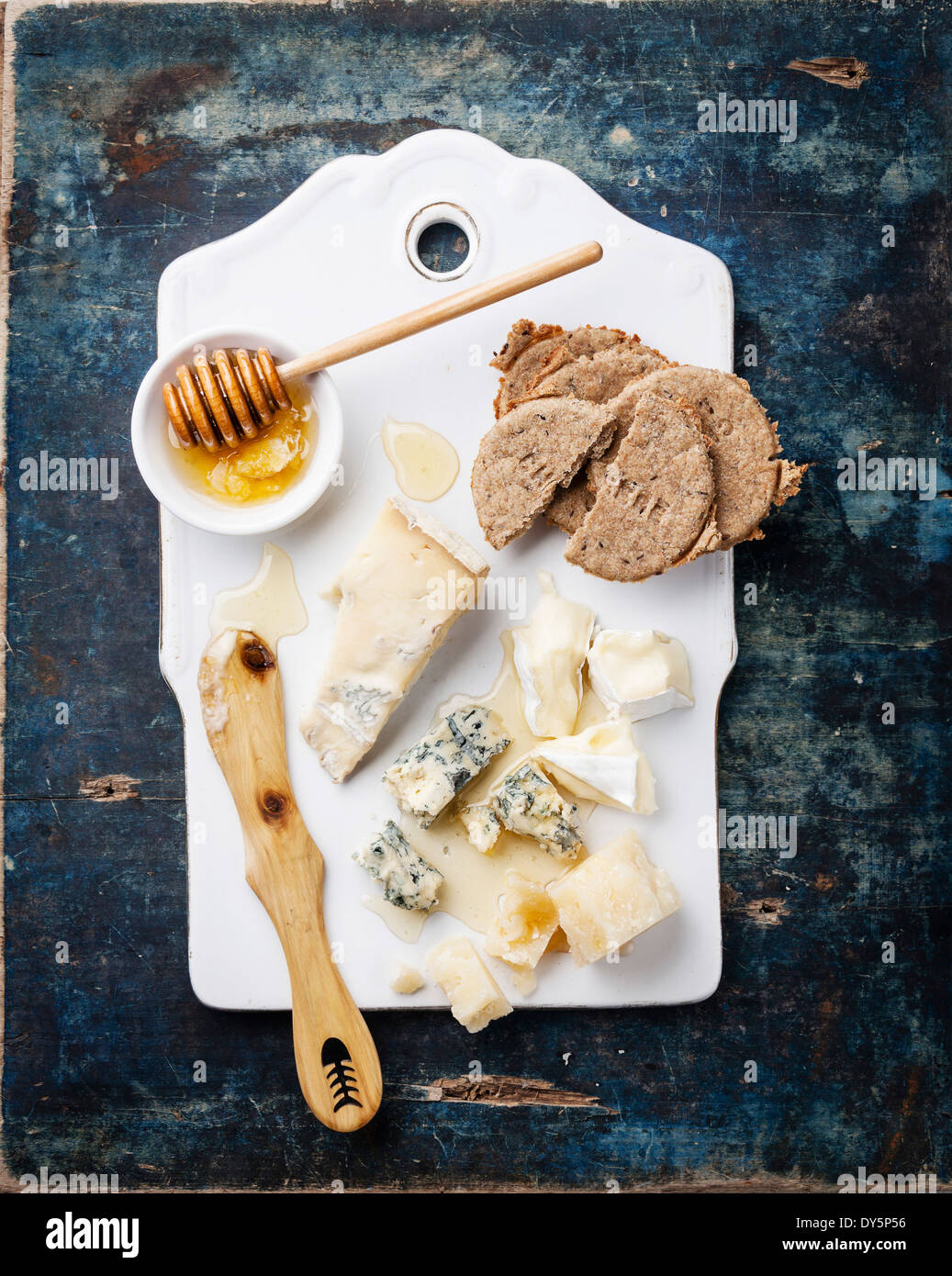 Käse-Vorspeise mit Honig und Cracker Stockfoto