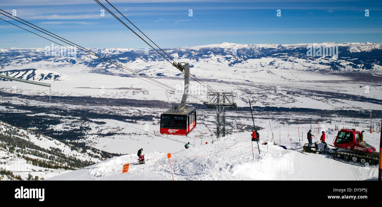 Straßenbahn befördert Skifahrer auf der Bergspitze, Jackson Hole Mountain Resort, Jackson, Wyoming, USA Stockfoto