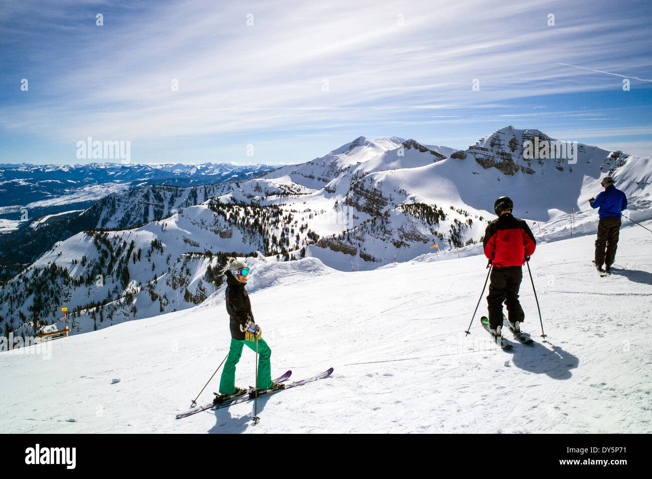 Skifahrer an der Spitze des Jackson Hole Mountain Resort, Jackson, Wyoming, USA Stockfoto