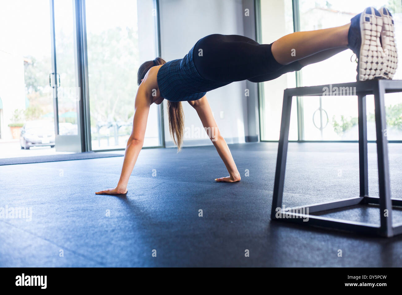 Junge Frau tut Push Ups Stockfoto