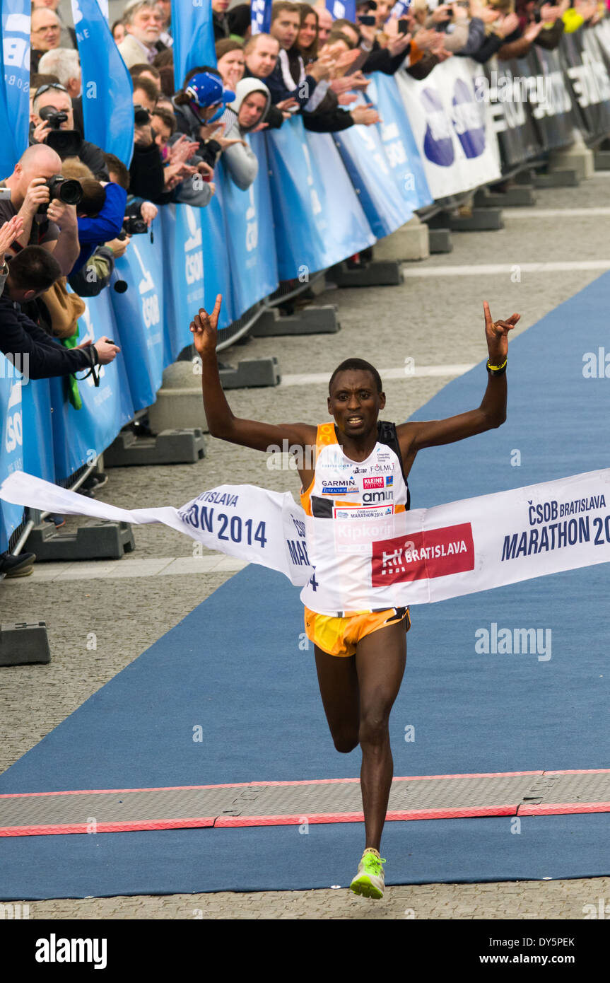 Edwin KIPKORIR endet in halb-Marathon während der Veranstaltung CSOB Bratislava Marathon 2014 mit einem neuen Track record Stockfoto