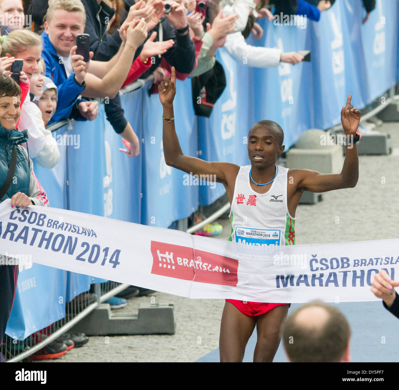 Joel Maina Mwangi, Kenia, überquert die Ziellinie den Bratislava-Marathon mit einem neuen Track Record zu gewinnen Stockfoto