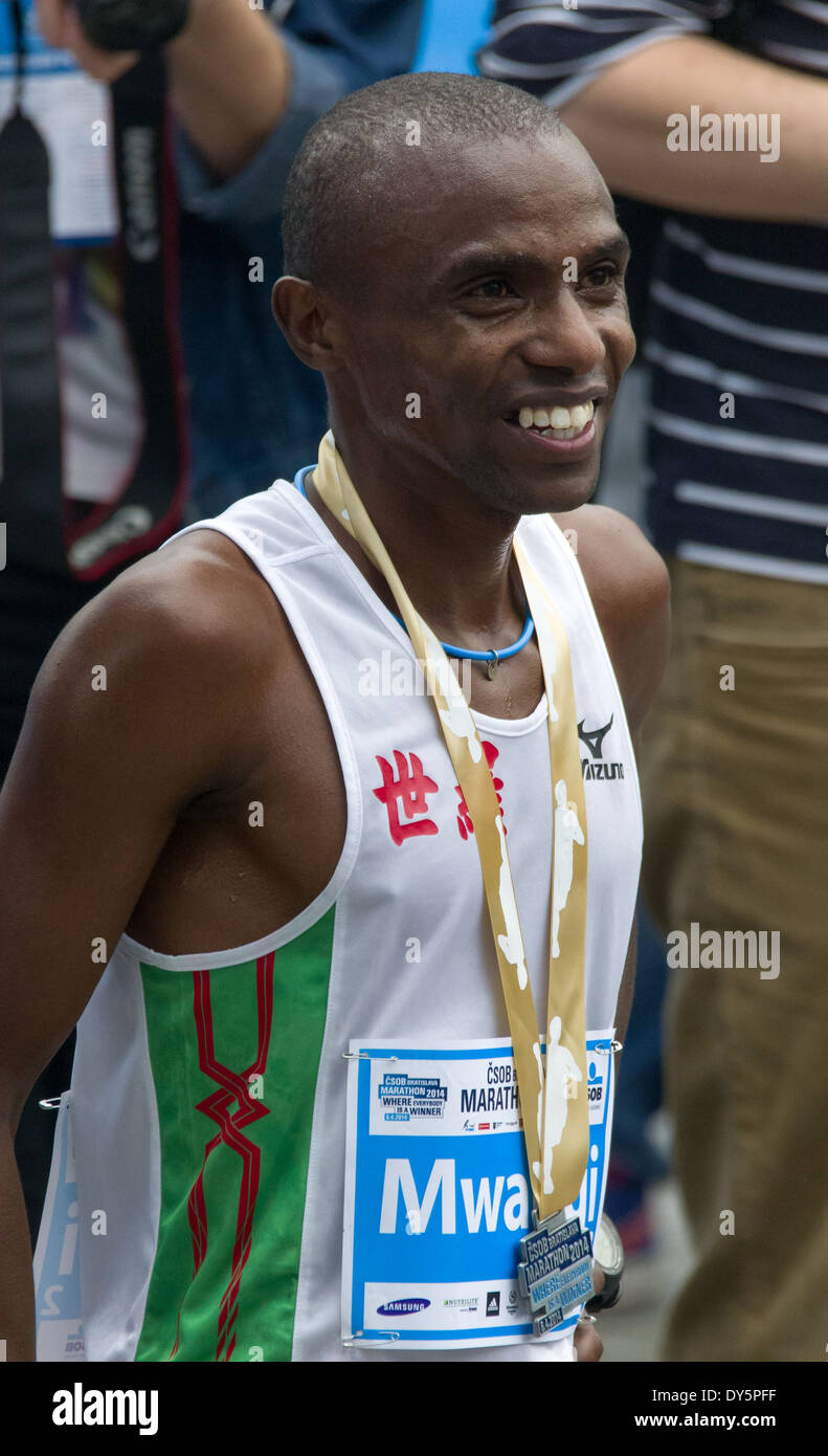 Joel Maina Mwangi, Kenia Lächeln nach seine Erfolgsbilanz beenden bei den Bratislava Marathon 2014 Stockfoto