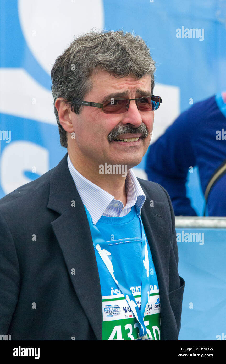 Milan Ftáčnik, der Bürgermeister von Bratislava und beteiligt sich an das Relais während der CSOB Bratislava Marathon 2014 laufen Stockfoto