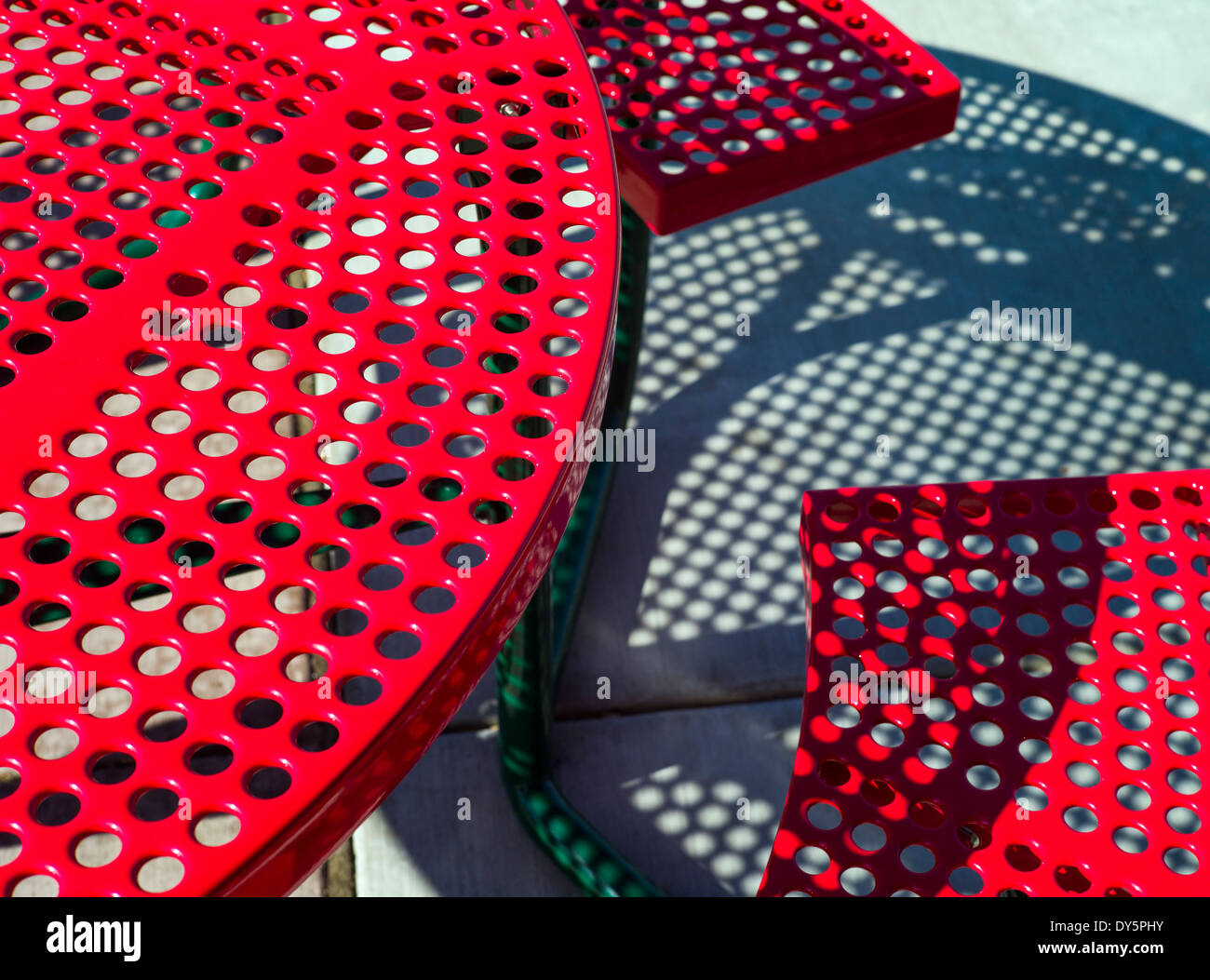 Abstrakte Fotografie des bunten roten Terrassentisch und Bank Stockfoto