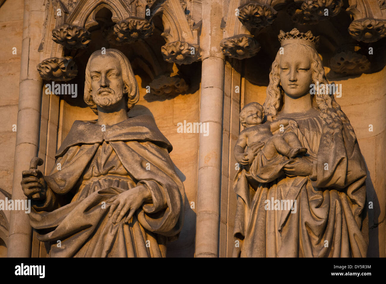 BRÜSSEL, Belgien – mittelalterliche Steinstatuen zieren die Fassade der Kathedrale St. Michael und St. Gudula, Belgiens Nationalkirche. Diese skulpturalen Details sind Teil des gotischen Dekorationsprogramms dieses religiösen Denkmals aus dem 13. Jahrhundert. Die herausragende Stellung und das künstlerische Erbe der Kathedrale spiegeln ihre Bedeutung als Ort der belgischen königlichen Zeremonien wider. Stockfoto