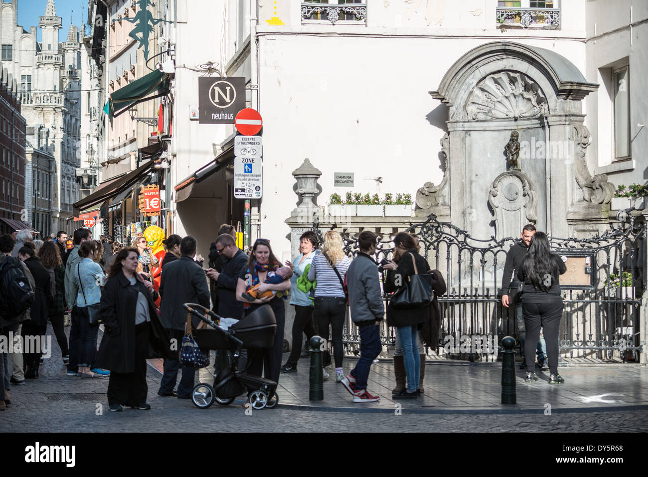 Manneken Pis Brunnen Statue Brüssel // BRÜSSEL, Belgien – Touristen treffen sich, um die berühmte Manneken Pis Brunnen Statue an der Ecke Rue de l'Etuve/Stoofstraat zu fotografieren. Diese Bronzeskulptur, eine Nachbildung des Originals von Hiëronymus Duquesnoy dem Älteren aus dem Jahr 1619, ist eines der meistfotografierten Wahrzeichen Brüssels. Besucher halten inne, um Bilder von der skurrilen Springbrunnenfigur aufzunehmen, die zu einem Symbol des Brüsseler Kulturerbes geworden ist. Stockfoto