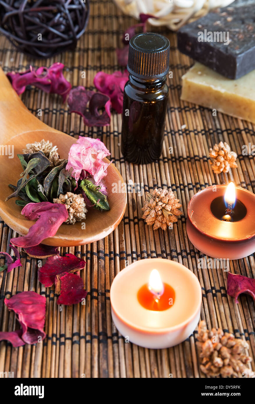Spa mit natürlichen Badesalz; Kerzen; Seife; Handtücher und Blütenblätter Stockfoto